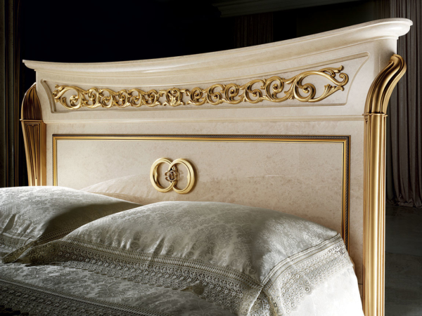 νεοκλασικό ιταλικό κρεβάτι με χρυσές διακοσμήσεις
