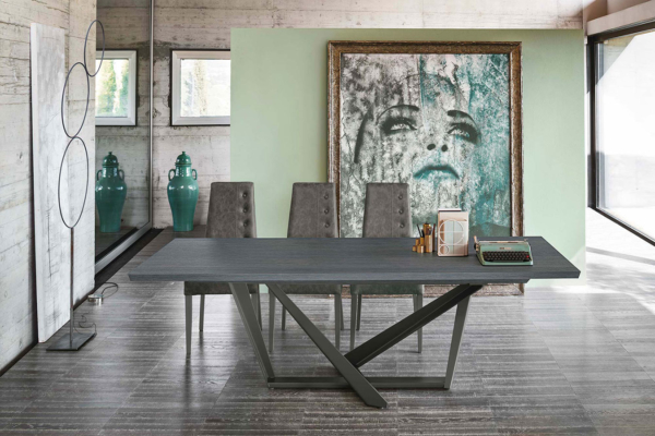 τραπέζι με γκρι χρώμα και βάση