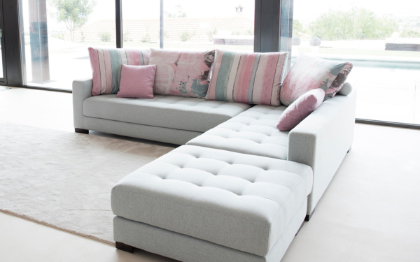 καναπές γκρι ροζ γωνία