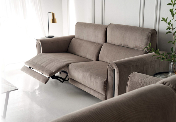 καναπές με ψηλή πλάτη και μηχανισμό relax
