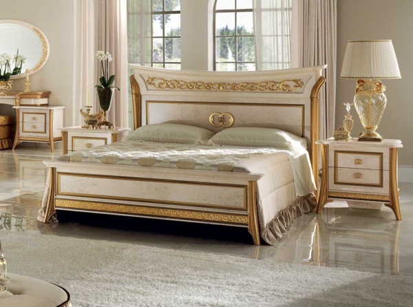 νεοκλασικό κρεβάτι με χρυσές διακοσμήσεις