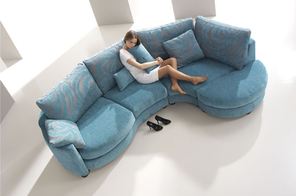 καναπές με καμπύλο σχεδιασμό