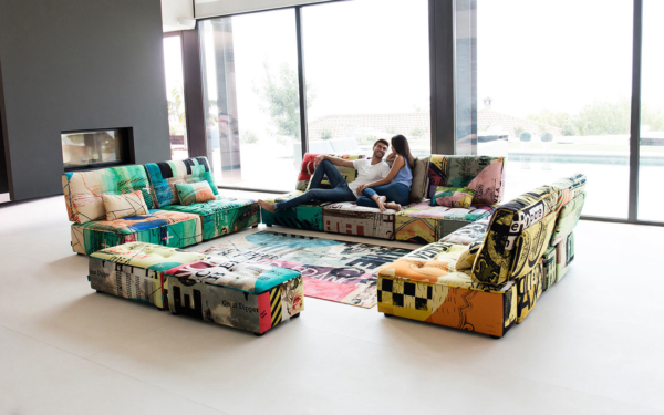 καναπές σε κομμάτια με έντονα χρώματα και σχέδια