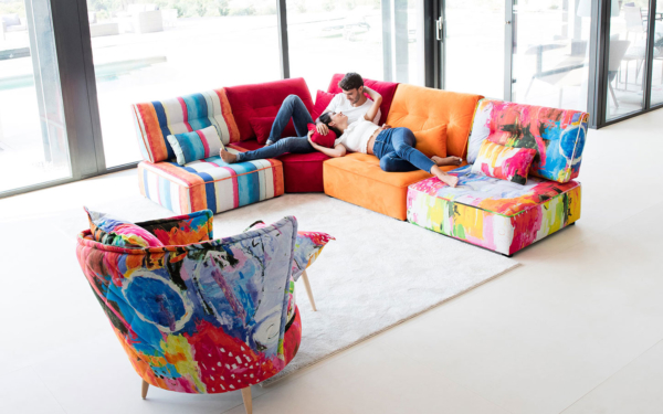 γωνιακός καναπές με έντονα χρώματα