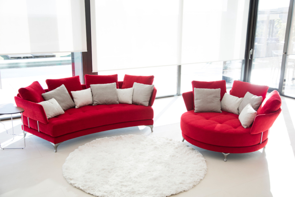 κοκκινος καναπές και στρογγυλός καναπές