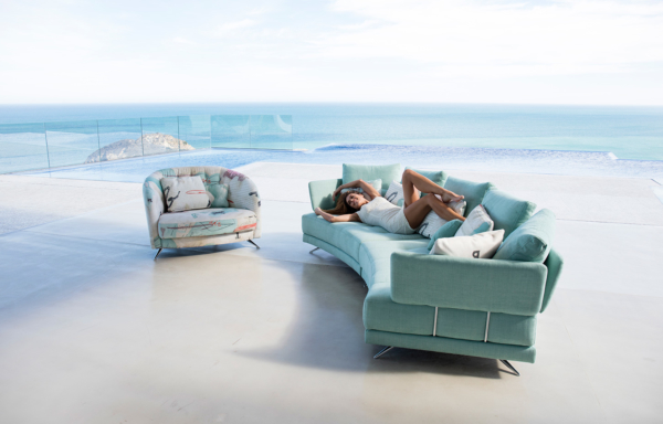 καναπές με γαλάζια υφάσματα