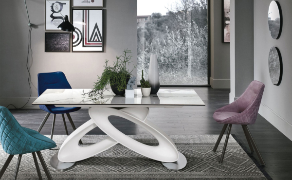λευκό κεραμικό μοντέρνο τραπέζι με πολύχρωμες καρέκλες