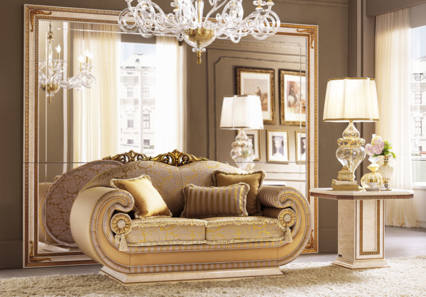 κλασσικός καναπές με χρυσή κορόνα και wall mirror