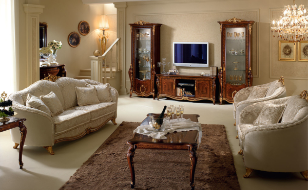 κλασικό έπιπλο τηλεόρασης καρυδιάς με καναπέδες με χρυσή κορόνα