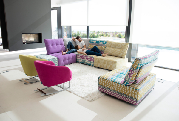 πολυμορφικός καναπές με έντονα χρώματα