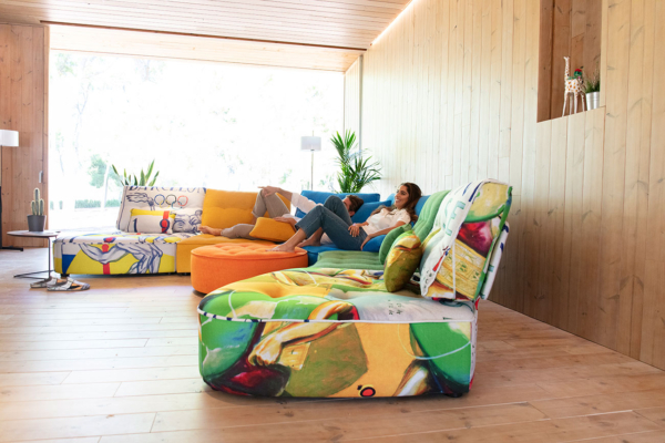 καναπές σε κομμάτια με έντονα χρώματα