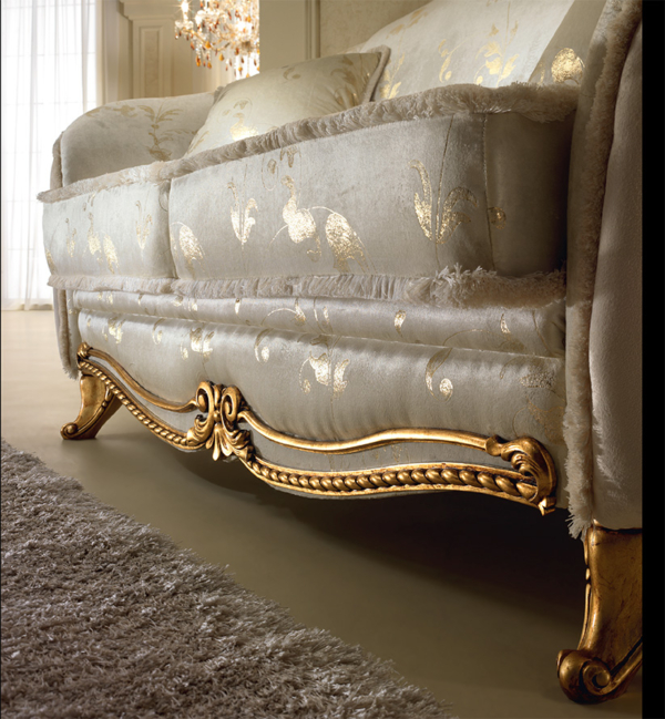 λεπτομέρεια κλασσικού καναπέ με χρυσές ανάγλυφες διακοσμήσεις