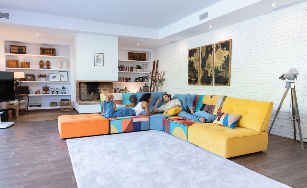 καναπές σε κομμάτια με έντονα χρώματα