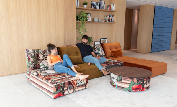 κομματιαστός καναπές διαμορφώνεται με το χώρο