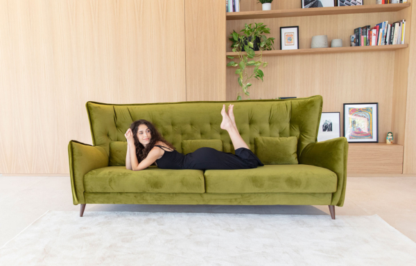 πράσινος καναπές με wanlnut πόδια