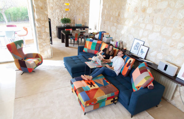 καναπές με ζωηρά χρώματα
