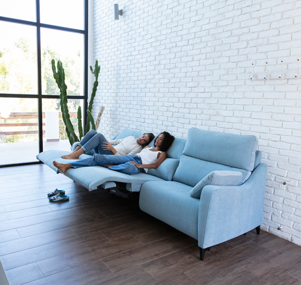 καναπές relax με λεπτά μπράτσα