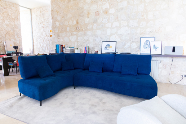 μπλε καναπές με ποδαράκι