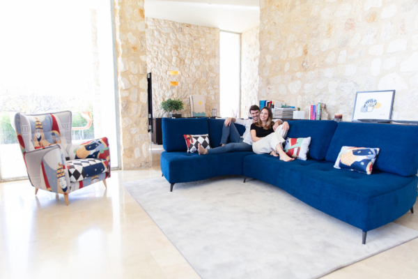 καναπές μπλε και πολυθρόνα με υφάσματα τέχνης