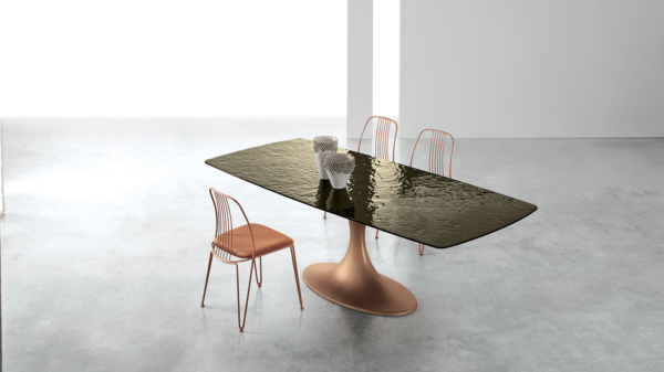 γκρι σκούρο τραπέζι με με μεταλλική βάση σε rose gold