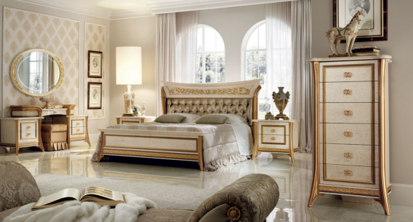 κλασσικό ιταλικό κρεβάτι με χρυσές διακοσμήσεις και καπιτονέ