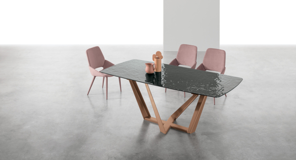 γκρι τραπέζι με ροζ χρυσή βάση και ροζ καρέκλες