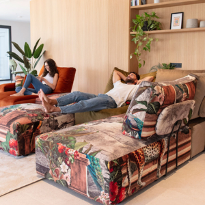 γωνιακός καναπές πολυμορφικός σε γήινες αποχρώσεις