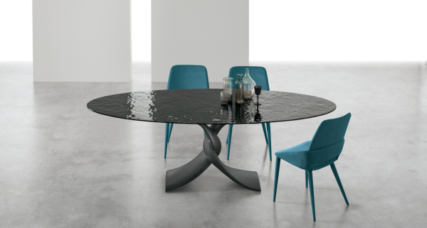 τραπέζι με τζάμι σε γκρι σκούρο χρώμα με γαλάζιες καρέκλες
