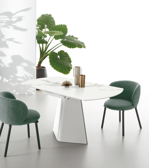 λευκό τραπέζι με πράσινες καρέκλες